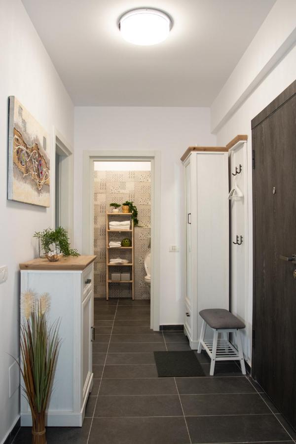 Lazo Two Room- Luxury Apartment Bukares Bagian luar foto