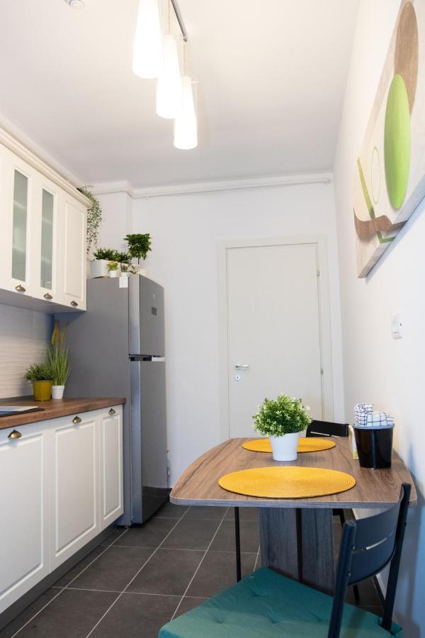 Lazo Two Room- Luxury Apartment Bukares Bagian luar foto
