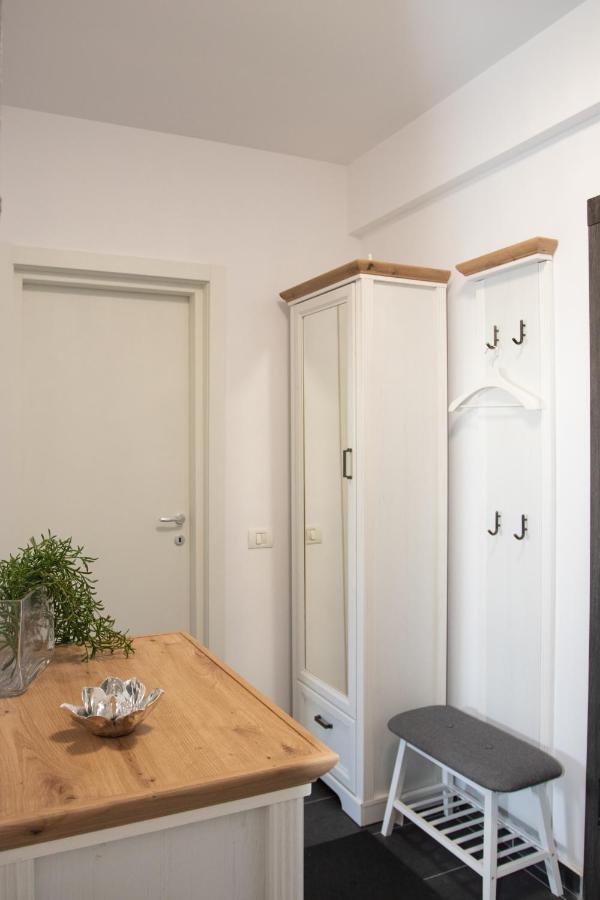 Lazo Two Room- Luxury Apartment Bukares Bagian luar foto